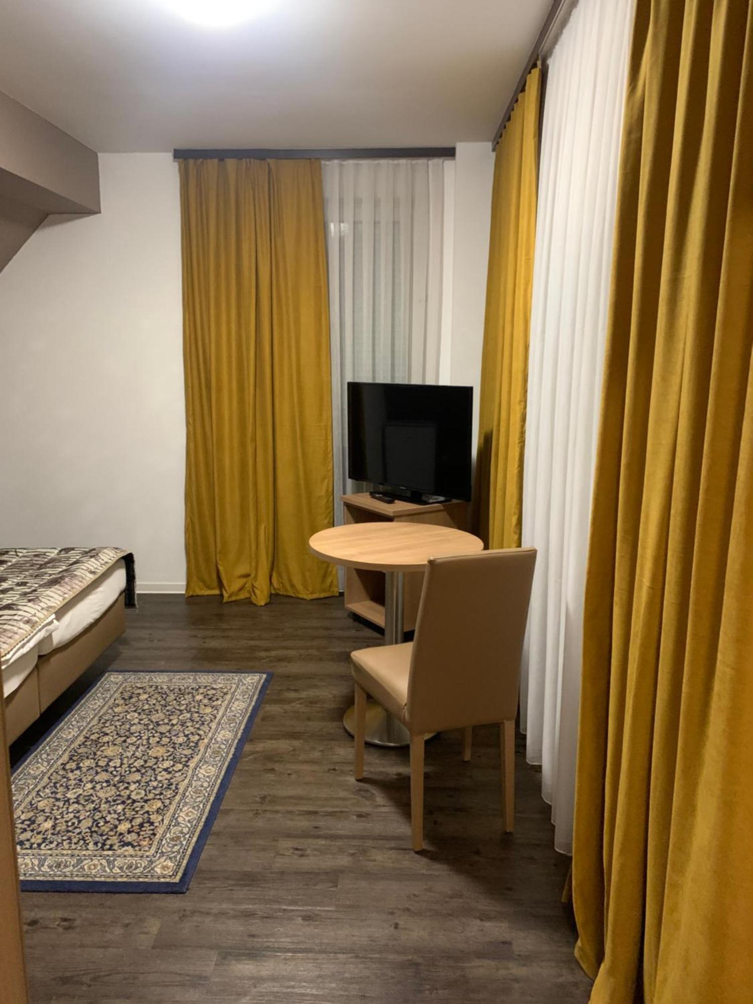 Hotel Pizzeria Da Beni Kochersteinsfeld Ngoại thất bức ảnh